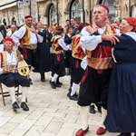 Dubrovaki primorski svatovi na Stradunu na najmasovnijem linu za Guinnessovu knjigu rekorda